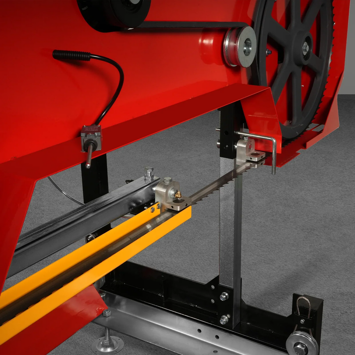 32" Portable Sawmill,  420cc 15HP E-Start Gasoline Engine,  26.5" Board Width,  13' Track Length ,  SM-32